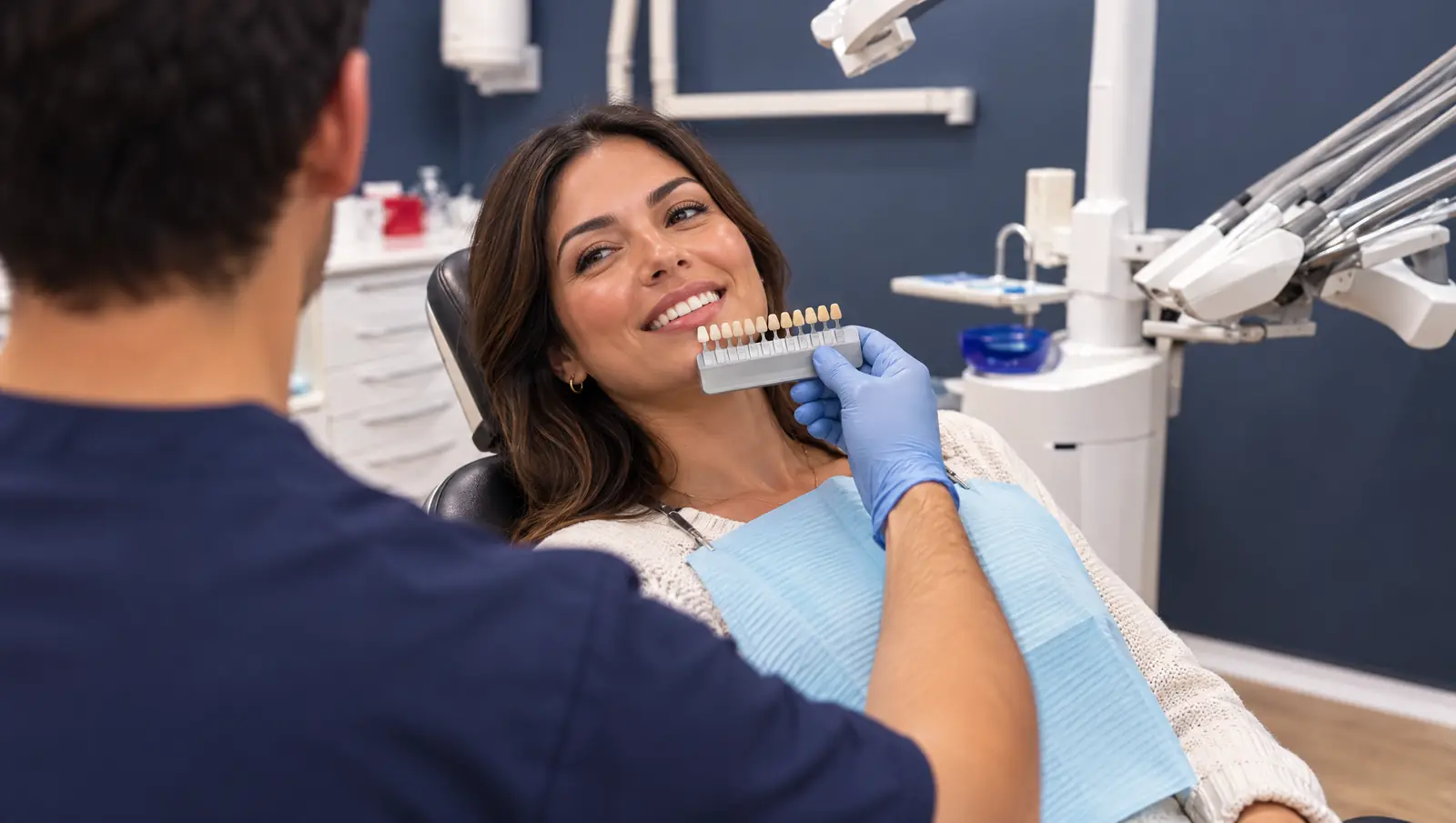 Odontóloga comparando el color de los dientes con la guía en Odontis Rivas