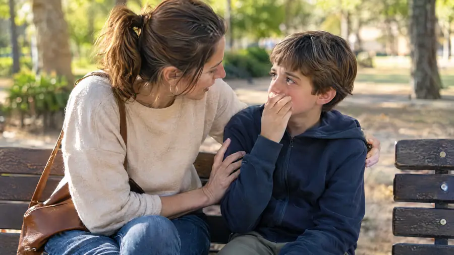 Madre atendiendo a su hijo
