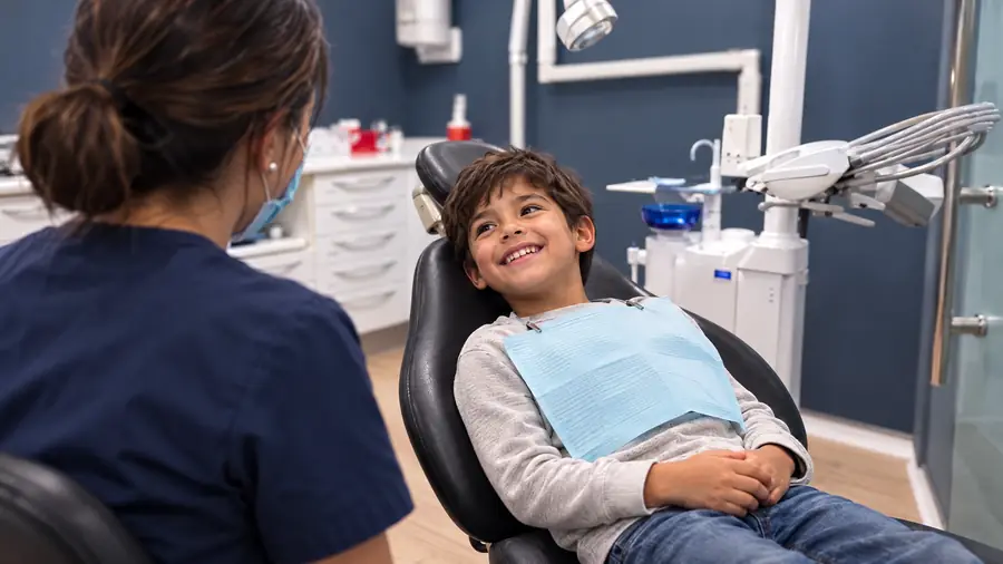 Niño en la revisión dental sonriendo