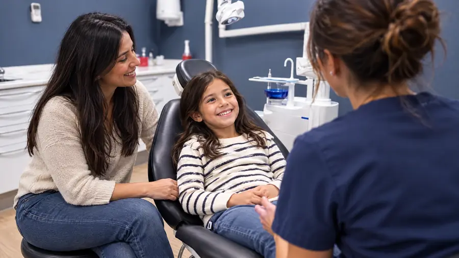 Niña con su madre en la consulta de Odontis Rivas
