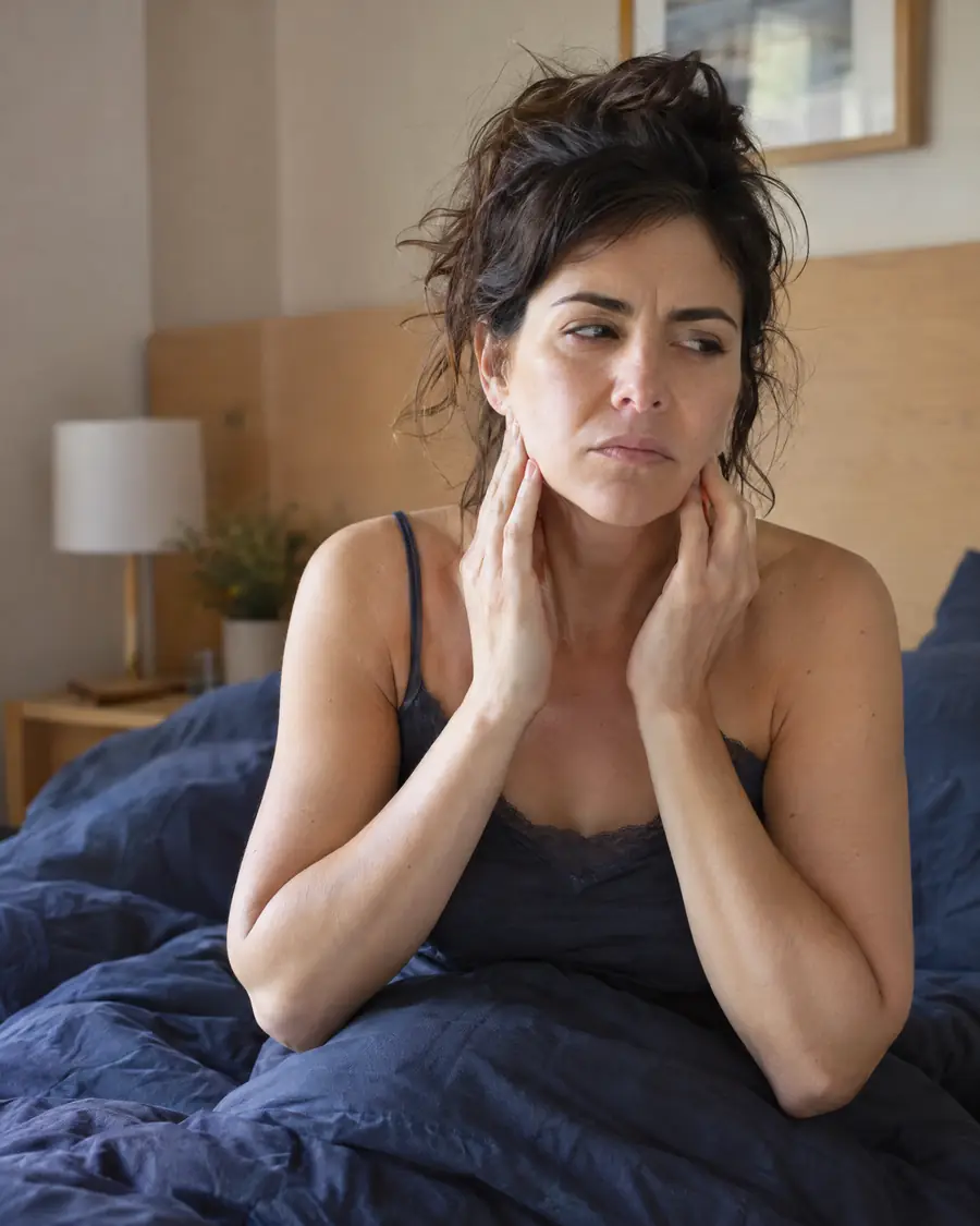 Mujer con tensión en la mandíbula al despertarse