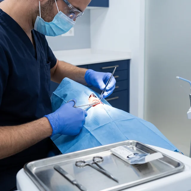 Campo estéril e instrumental de cirugía oral menor preparado para una frenectomía en Odontis Rivas