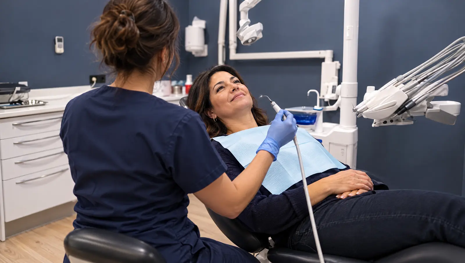 Paciente durante una limpieza dental profesional en Odontis Rivas