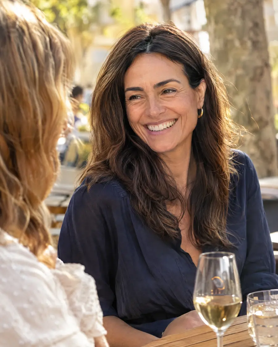 Mujer sonriendo en una terraza tras su limpieza