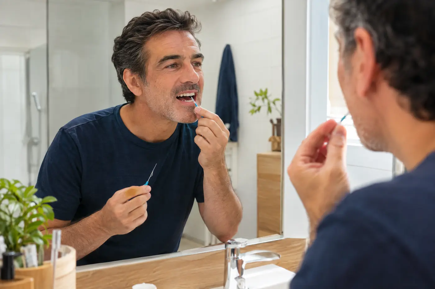Hombre limpiando bajo el puente con cepillo interdental