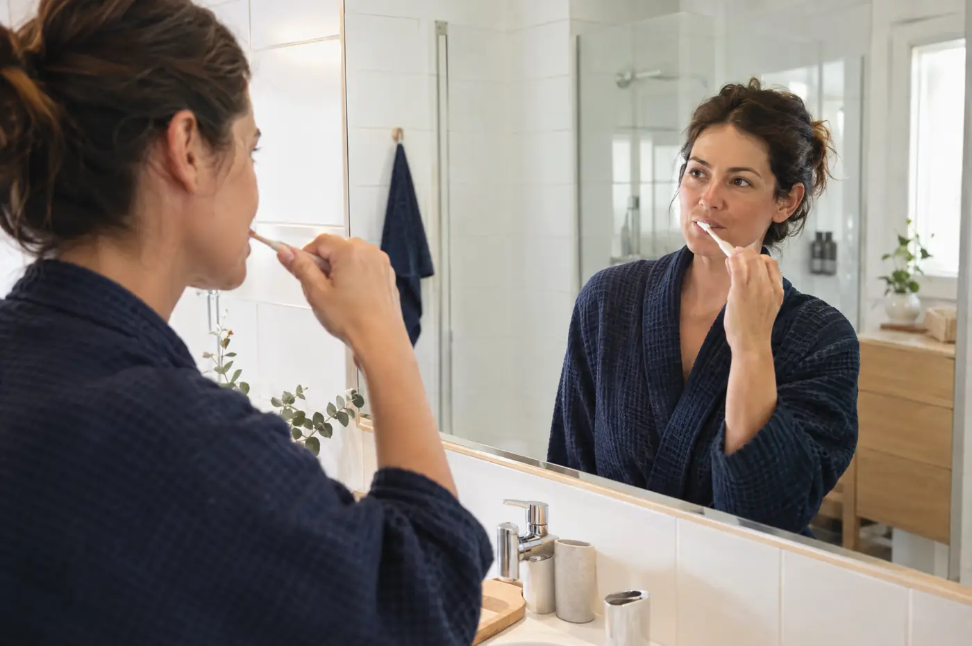 Mujer cepillándose los dientes con cuidado