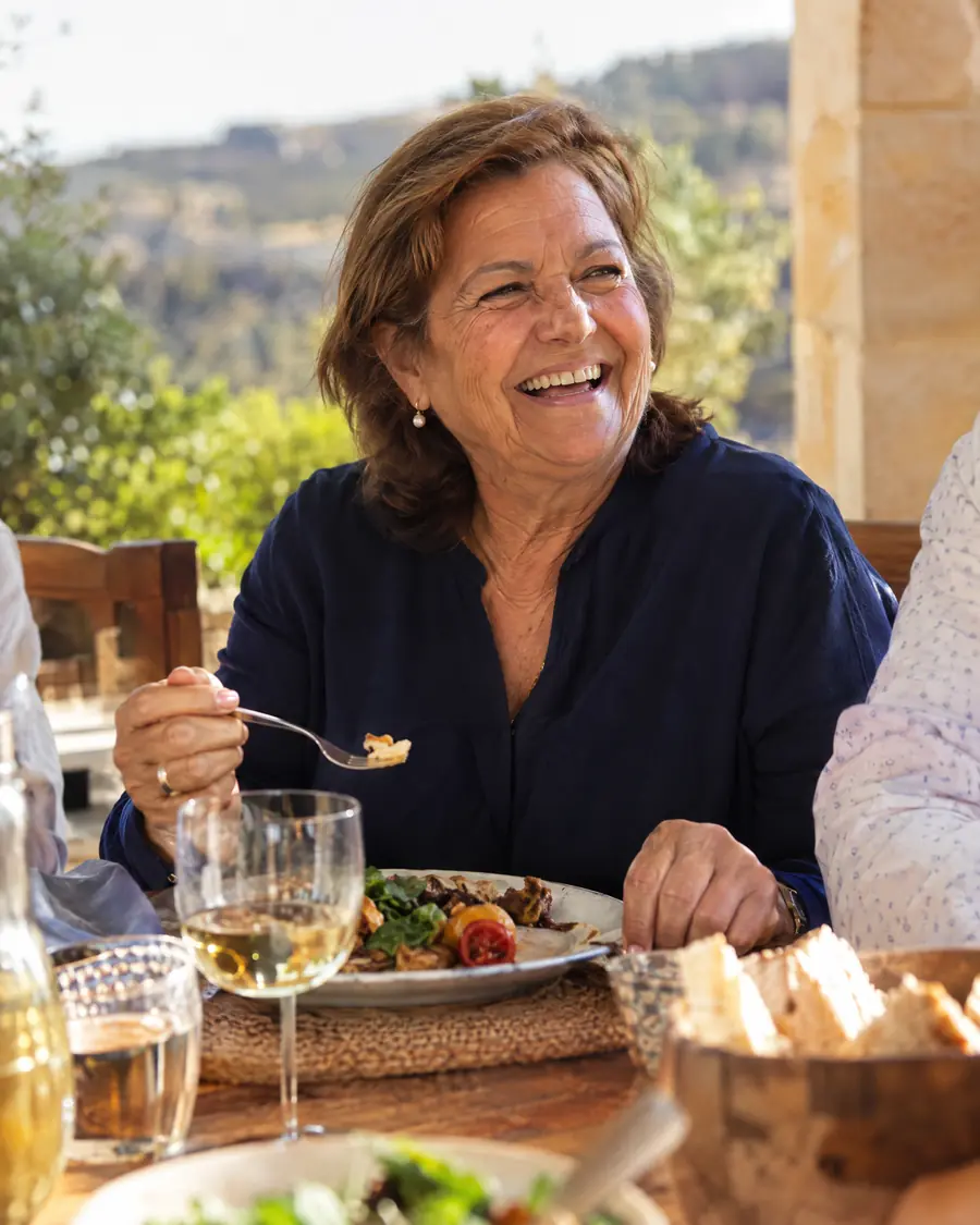 Paciente comiendo con normalidad tras el tratamiento